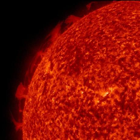 Spettacolare, ma... Avete idea di quanto ci mettiamo per arrivare in superficie? (Crediti: SDO, NASA)