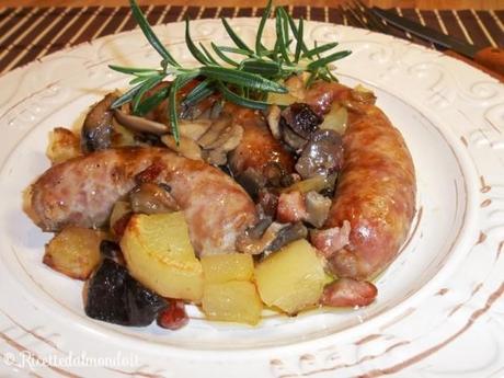 Salsicce con funghi e patate