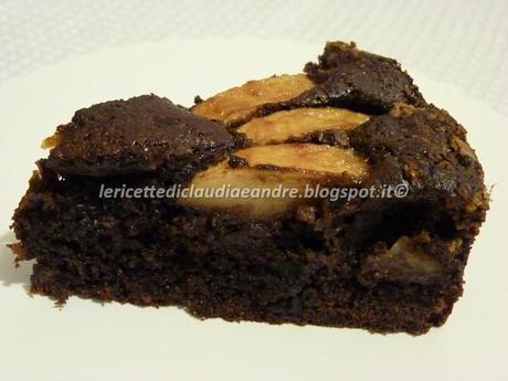 La soffice al cioccolato con mele e amaretti, veloce