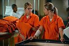 “Pretty Little Liars 5” nuove foto: Hannah è dietro le sbarre, Aria flirta e arriva il processo di Alison