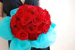 boquet di rose rosse con decorazione acquamarina