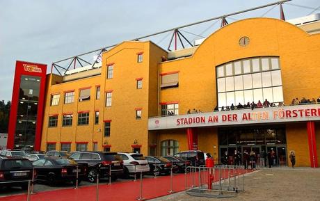 Lo stadio costruito dai tifosi, i cori contro la Stasi e l’inno di Nina Hagen. Union Berlin: il cuore pulsante di Berlino Est