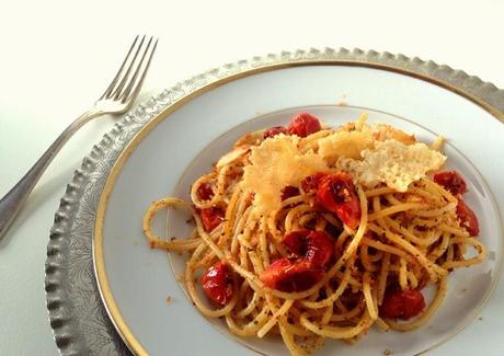 Spaghetti con pomodorini confit e sfoglie di parmigiano