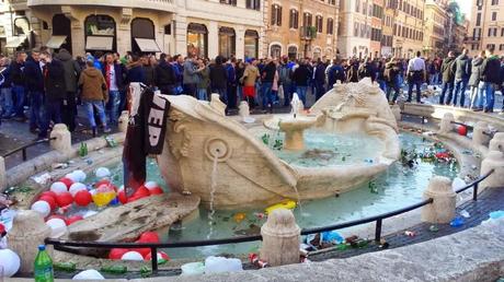 La Barcaccia come non l'avete mai vista. Piazza di Spagna trasformata in una discarica. Ma la colpa è davvero dei tifosi?