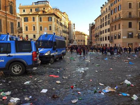 La Barcaccia come non l'avete mai vista. Piazza di Spagna trasformata in una discarica. Ma la colpa è davvero dei tifosi?