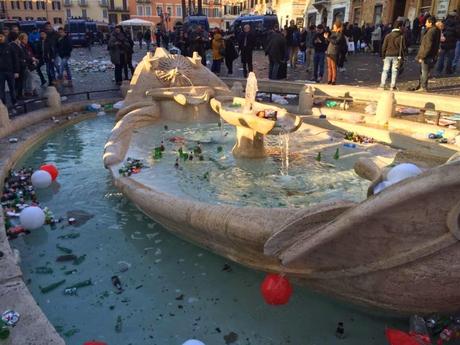 La Barcaccia come non l'avete mai vista. Piazza di Spagna trasformata in una discarica. Ma la colpa è davvero dei tifosi?