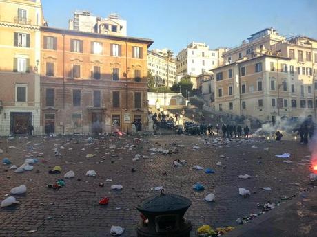 La Barcaccia come non l'avete mai vista. Piazza di Spagna trasformata in una discarica. Ma la colpa è davvero dei tifosi?