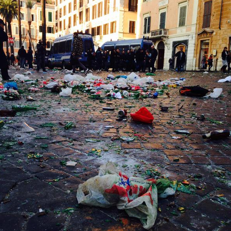 La Barcaccia come non l'avete mai vista. Piazza di Spagna trasformata in una discarica. Ma la colpa è davvero dei tifosi?