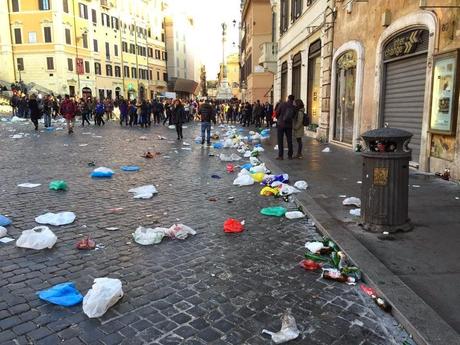 La Barcaccia come non l'avete mai vista. Piazza di Spagna trasformata in una discarica. Ma la colpa è davvero dei tifosi?