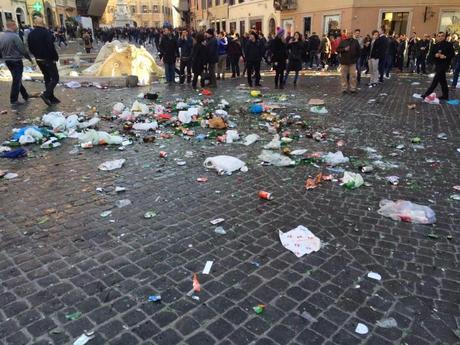 La Barcaccia come non l'avete mai vista. Piazza di Spagna trasformata in una discarica. Ma la colpa è davvero dei tifosi?