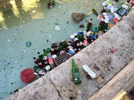 La Barcaccia come non l'avete mai vista. Piazza di Spagna trasformata in una discarica. Ma la colpa è davvero dei tifosi?