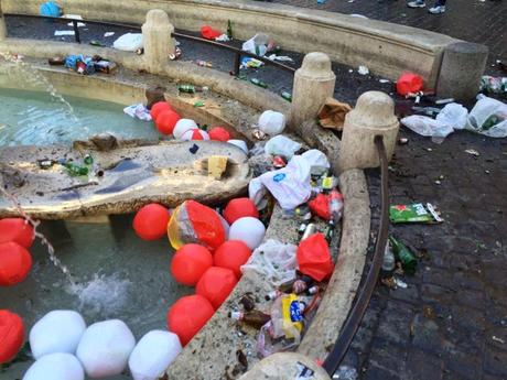 La Barcaccia come non l'avete mai vista. Piazza di Spagna trasformata in una discarica. Ma la colpa è davvero dei tifosi?