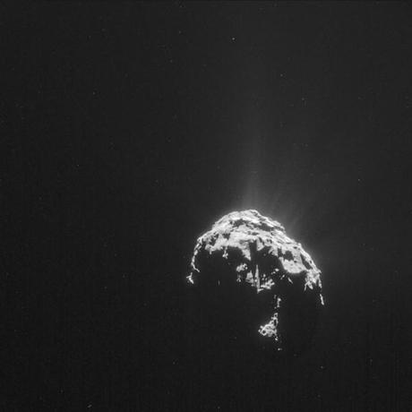 La NAV CAM a bordo di Rosetta ha ripreso questa immagine del nucleo della cometa il 15 febbraio 2015 ad una distanza di 125 chilometri dal centro della cometa. Il tempo di esposizione e’ di 4 secondi. Crediti: ESA/Rosetta/NAVCAM – CC BY-SA IGO 3.0