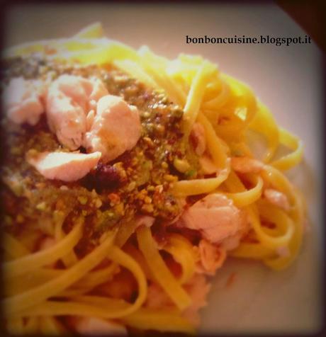 Tagliolini con pesto di pistacchi e salmone