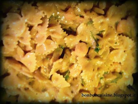 Farfalle con panna curry zucchine e gamberetti