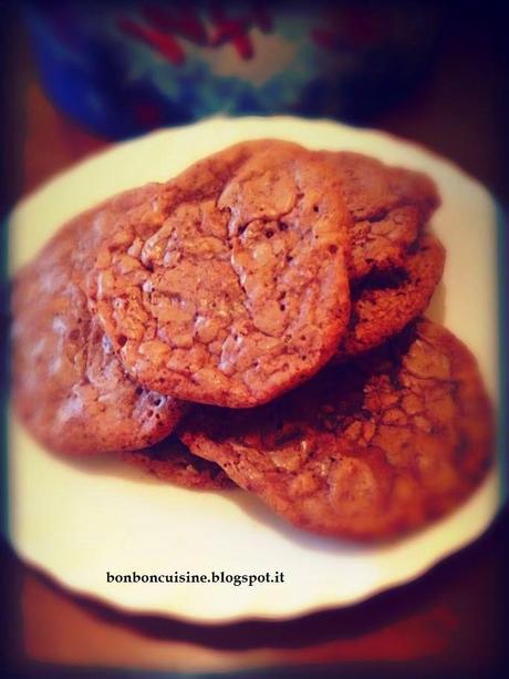 Biscotti morbidi al cioccolato al latte con mandorle