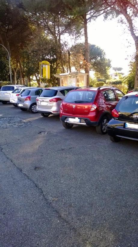 Fenomenologia Casal Palocco. Un quartiere -caso più unico che raro- costruito per le bici e i pedoni, a Roma diventa il regno dei cafoni in macchina