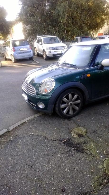 Fenomenologia Casal Palocco. Un quartiere -caso più unico che raro- costruito per le bici e i pedoni, a Roma diventa il regno dei cafoni in macchina