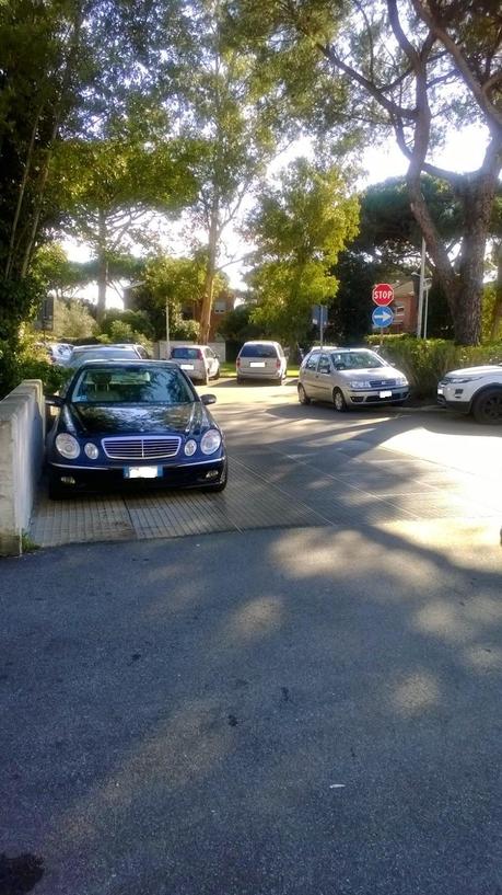 Fenomenologia Casal Palocco. Un quartiere -caso più unico che raro- costruito per le bici e i pedoni, a Roma diventa il regno dei cafoni in macchina