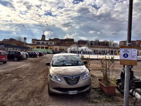 La Città dell'Altra Economia ricoperta di auto in sosta selvaggia. Scempio nel luogo simbolo della sostenibilità e dell'ecologia a Testaccio