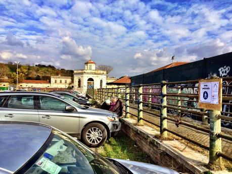 La Città dell'Altra Economia ricoperta di auto in sosta selvaggia. Scempio nel luogo simbolo della sostenibilità e dell'ecologia a Testaccio