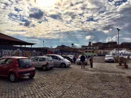 La Città dell'Altra Economia ricoperta di auto in sosta selvaggia. Scempio nel luogo simbolo della sostenibilità e dell'ecologia a Testaccio