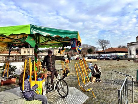 La Città dell'Altra Economia ricoperta di auto in sosta selvaggia. Scempio nel luogo simbolo della sostenibilità e dell'ecologia a Testaccio