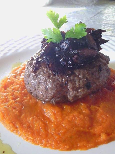 Hamburger al vino rosso con porcini su vellutata di carote e peperoni aromatizzata con erbe e spezie