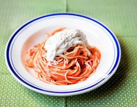 Pasta al pomodoro con burrata