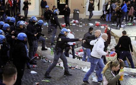 I tifosi del Feyenoord devastano Roma, di chi è la colpa?