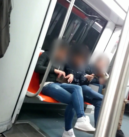 Video. Rubano un portafoglio in metro ad un turista americano, si siedono nel vagone e si spartiscono il bottino davanti a tutti