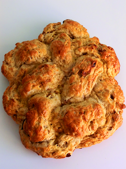 Treccia di pane dolce con riso, fichi e nocciole