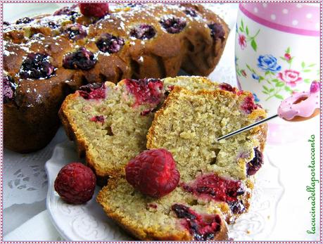 Banana bread  al farro, con lamponi freschi / Banana bread with spelled, with fresh raspberries