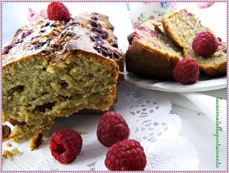 Banana bread  al farro, con lamponi freschi / Banana bread with spelled, with fresh raspberries