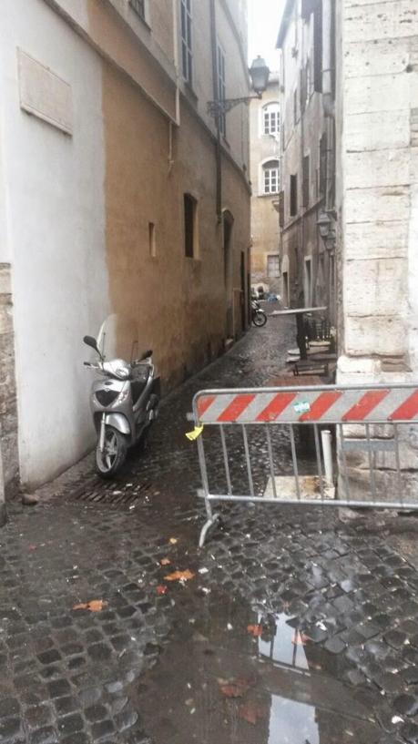 Scandalo, scempio e pericolo al Ghetto. Ecco che fine hanno fatto i divieti anti terrorismo nella strombazzata area chiusa e vigilata. Ma allora c'è un rischio attentati o no?