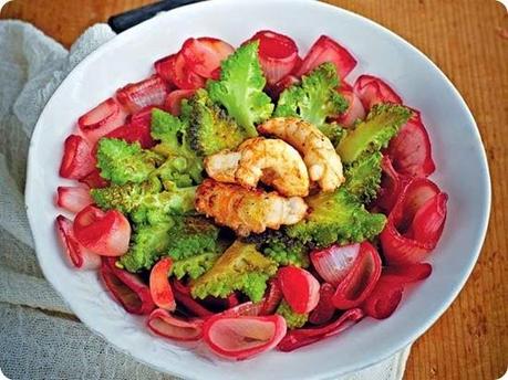 Fiori di scalogno in rosso con broccoli e scampi