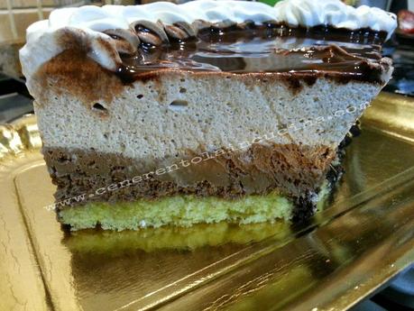 Torta con mousse al cioccolato e banana.