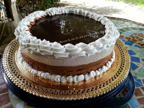 Torta con mousse al cioccolato e banana.