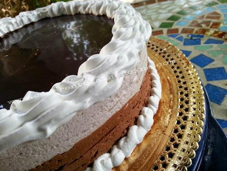 Torta con mousse al cioccolato e banana.