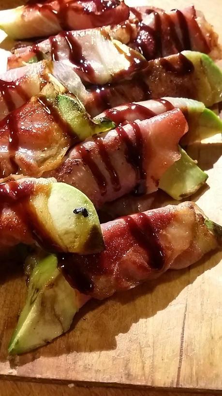 Spicchi croccanti di avocado e speck