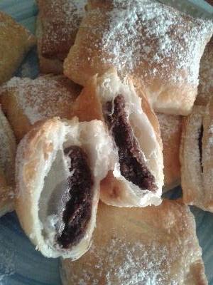 SACCOTTINI DI PASTA SFOGLIA RIPIENI DI CREMA ALLA NOCCIOLA E BISCOTTI