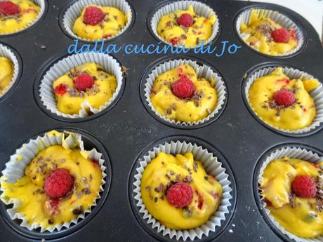 Muffins ai lamponi, senza burro, con fioretto di mais e latte di mandorla