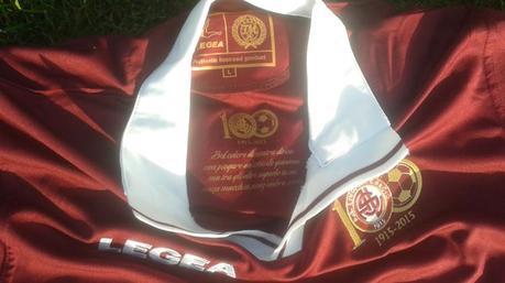 Livorno, la maglia del centenario come quella usata nel 1915 Livorno, la maglia del centenario come quella usata nel 1915