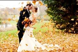 una coppia di sposi in autunno
