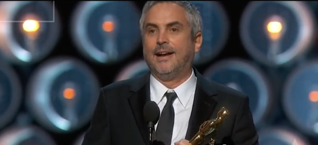 Alfonso Cuaron con l'Oscar vinto nel 2014 per le regia di 'Gravity'