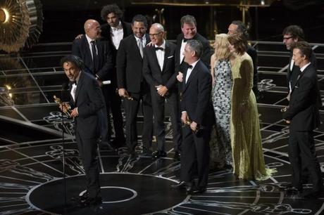 Inarritu con l'Oscar per 'Birdman' migliore film