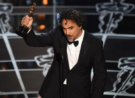 Alejandro Goinzalez Iñarritu con il suo Oscar per la regia di Birdman (foto dal sito dell'Oscar)