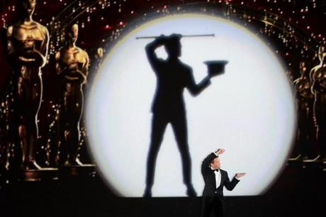 il conduttore Neil Patrick Harris in uno dei momenti della serata (foto dal sito degli Oscar)