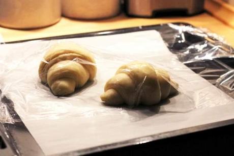 Croissant al burro pronti per essere infornati