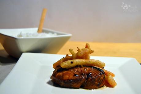 Salmone in salsa Teriyaki con Tempura di Carote e Riso Gohan